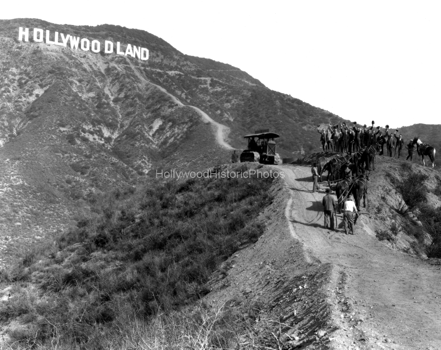 Hollywoodland Sign 1923 2 under construction wm.jpg